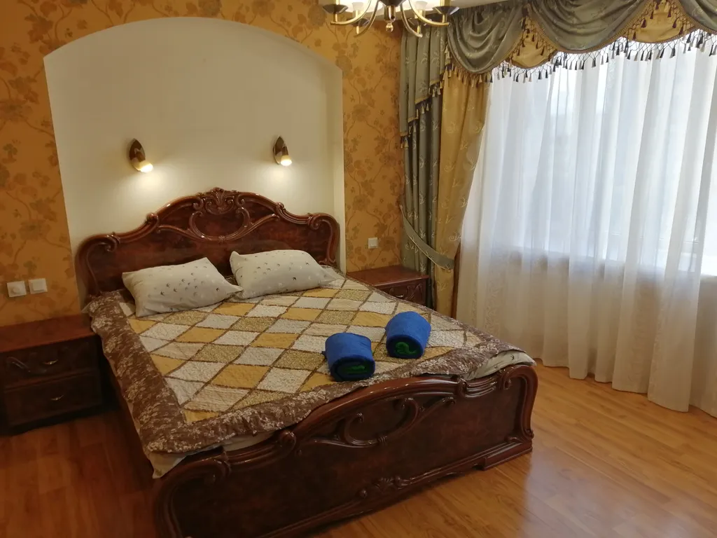 Трёхкомнатная квартира с раздельными комнатами двумя уборными и лифтом