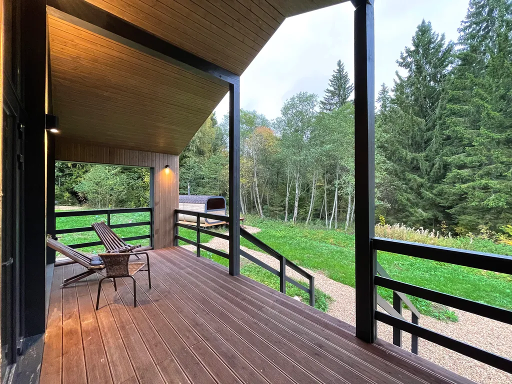 Барн с панорамными окнами с видом на дикий лес