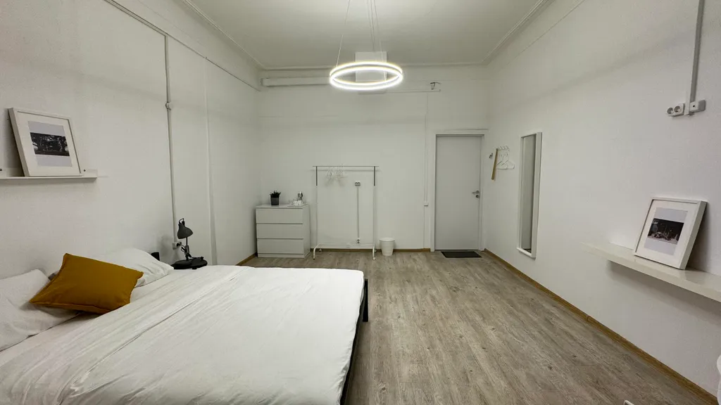 Большая и уютная комната у Московского Кремля