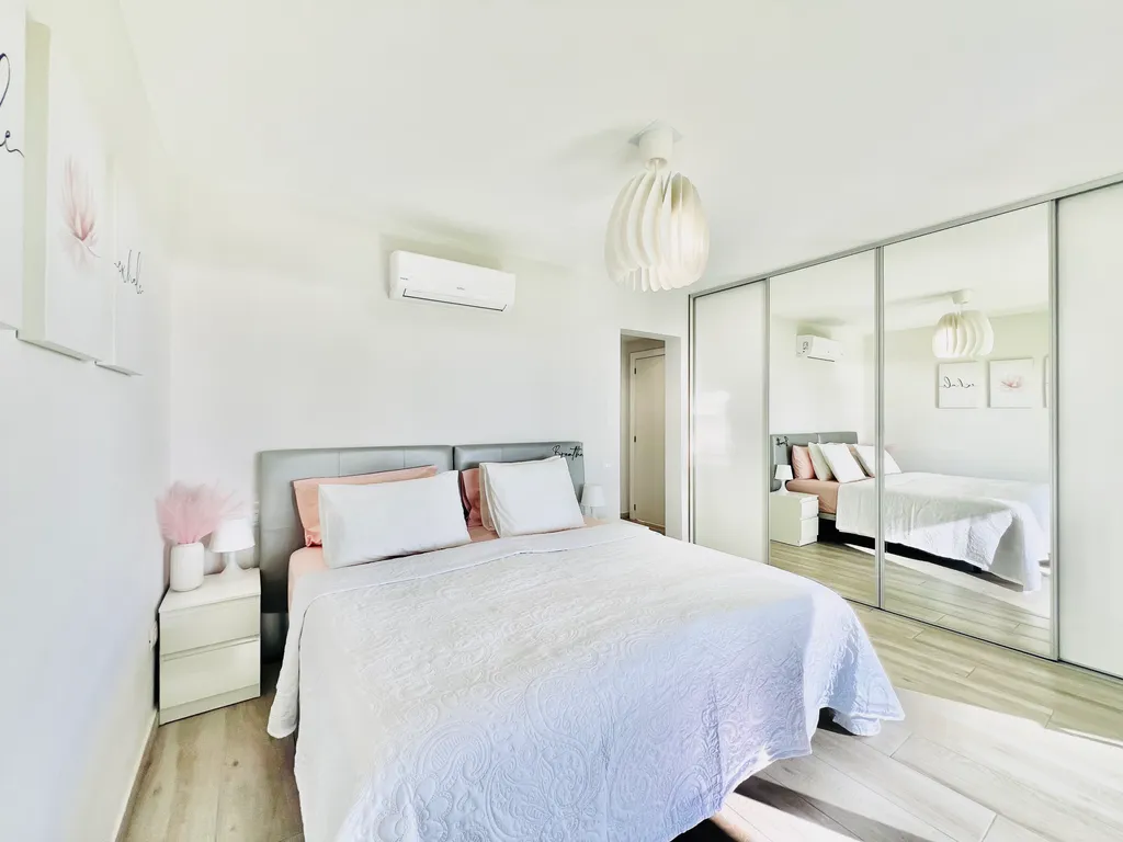 PaulMarie Superior Ocean Lounge