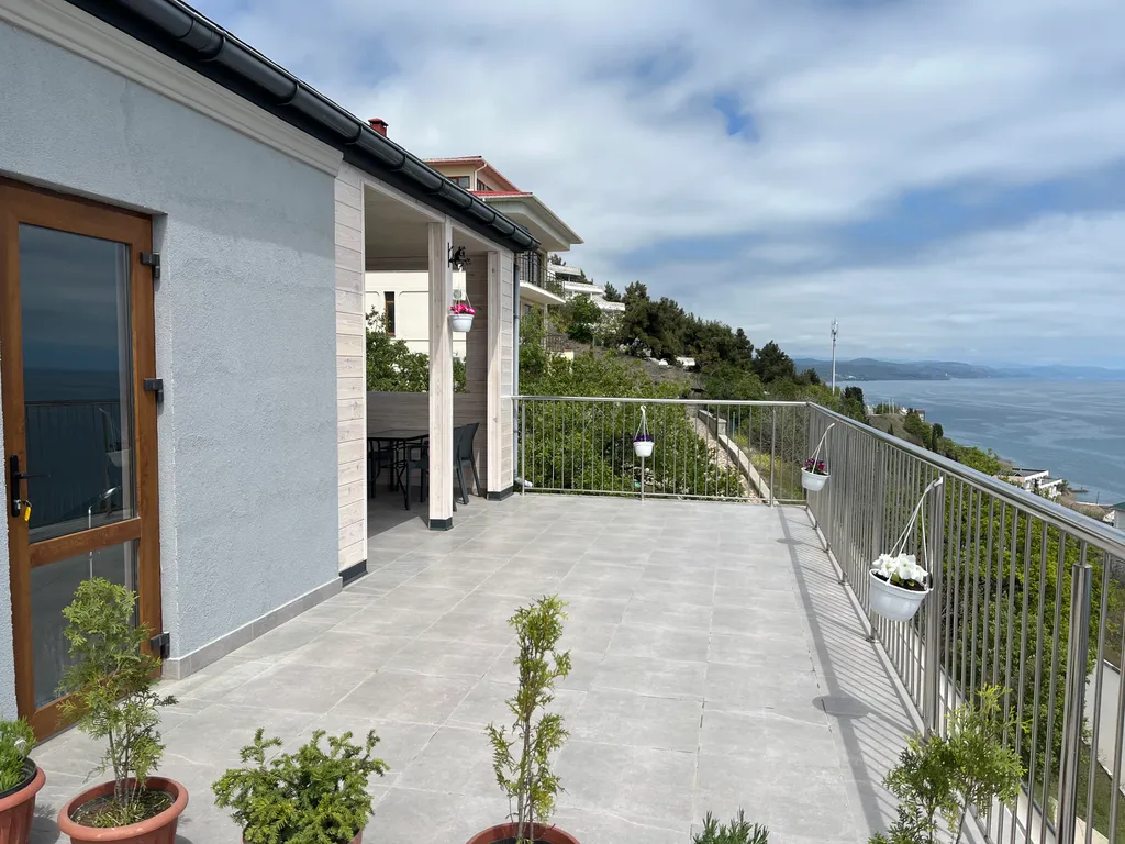 Комната с видом на море бежевая