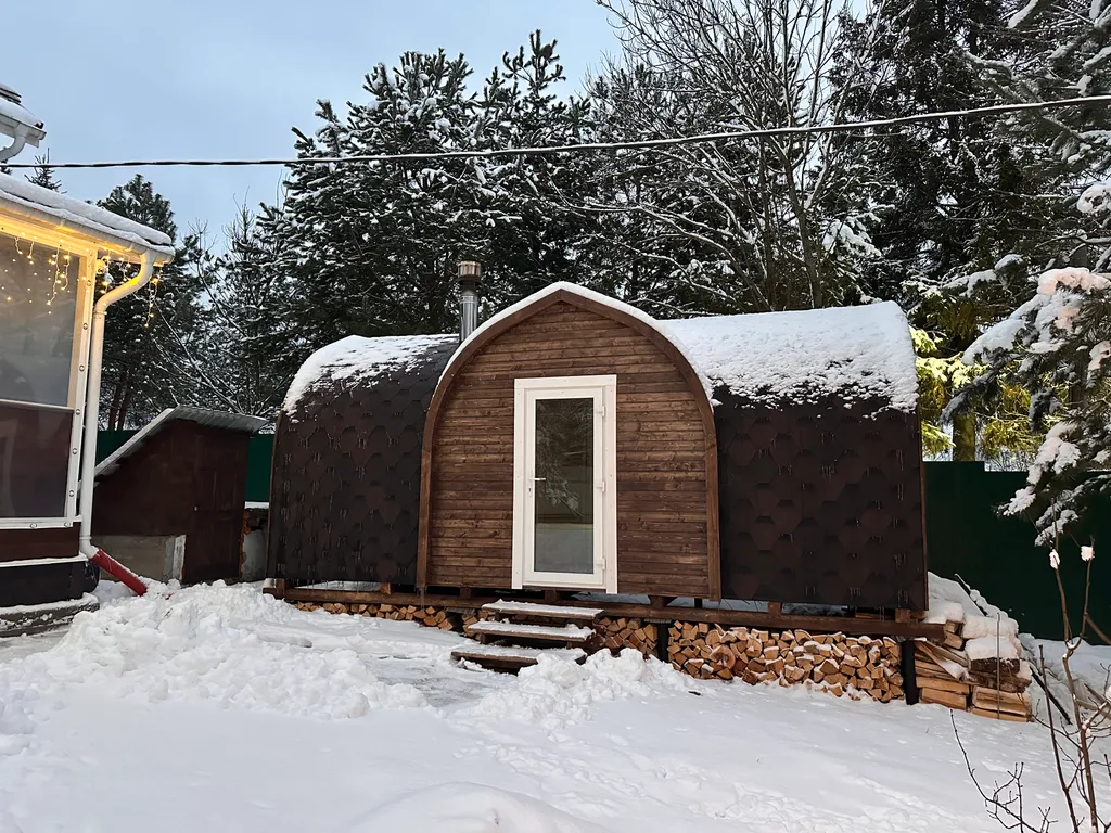 Дом в уединенном тихом месте рядом с лесом