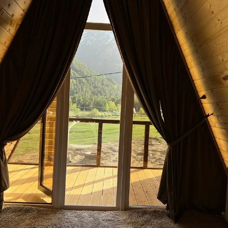 Домик с видом на горы