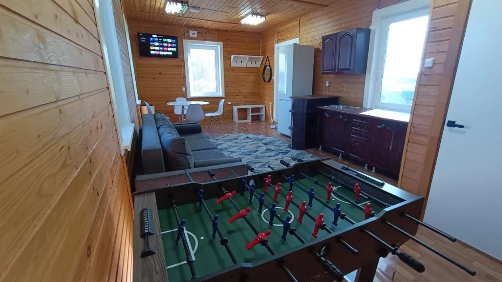 Домик на берегу озера