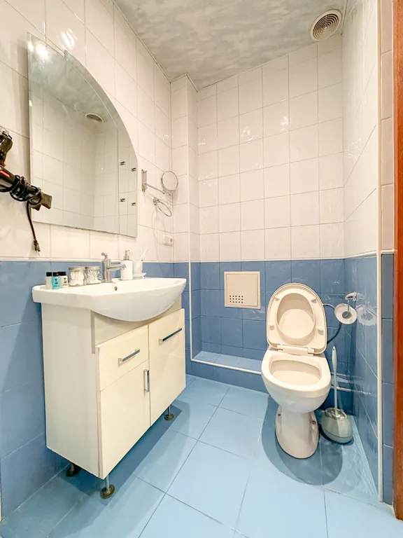 В центре под рукой все событие