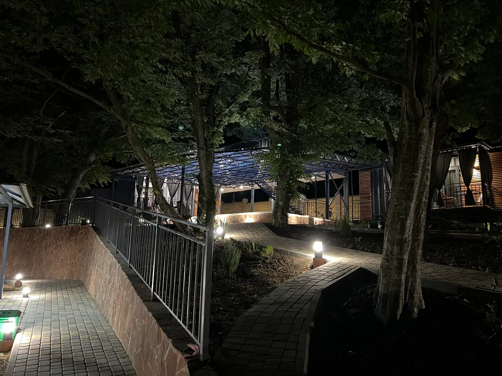 Домик в лесу с верандой и видом на море