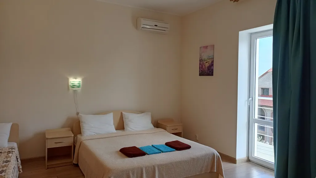 Трёхместная комната с санузлом и видом на море