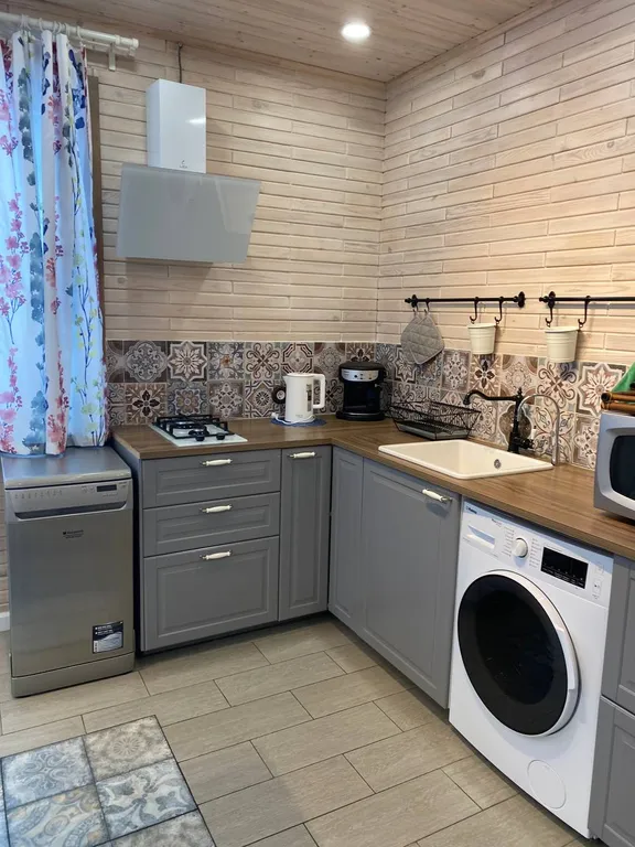 Домик в лесу на берегу озера