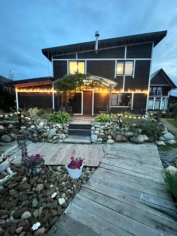 Дом с баней на берегу озера, в черте города