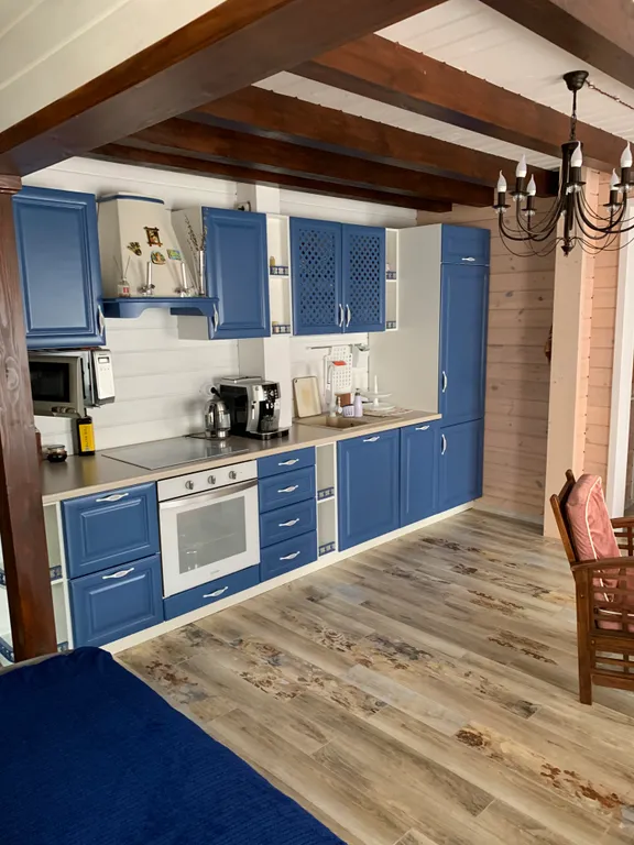 Уютный дом на пруду в черте города