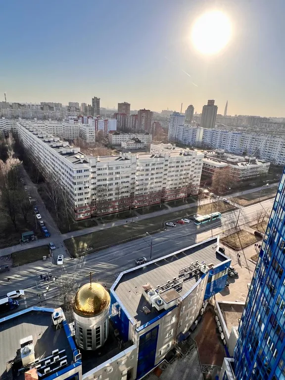 Студия на Пионерской с видом на город