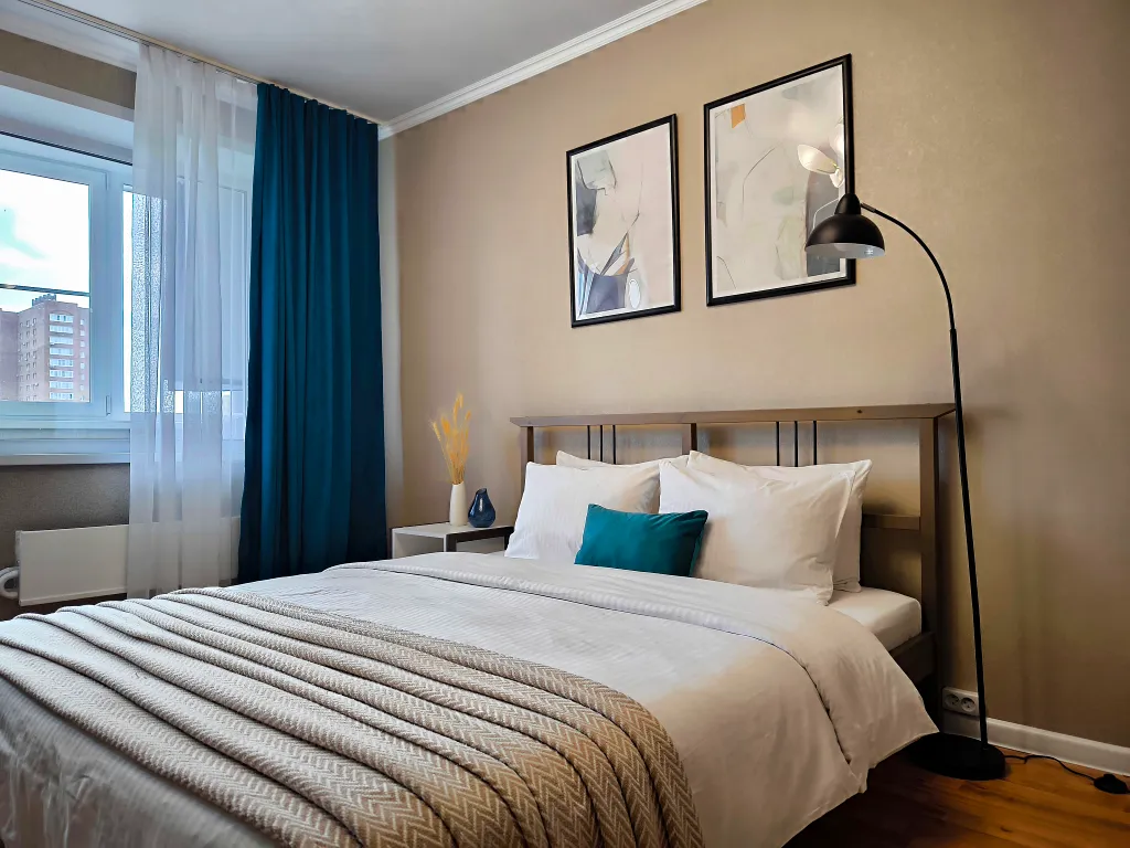 Солнечная двухкомнатная квартира с видом на город