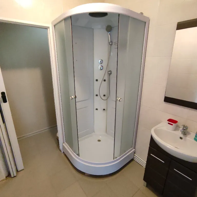 Дом на берегу озера с панорамным видом на лес