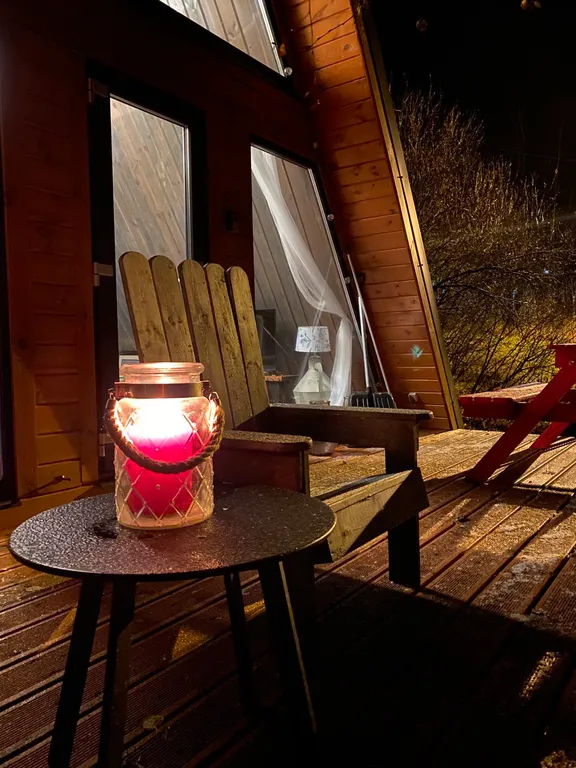 Дом на берегу реки с видом на закат