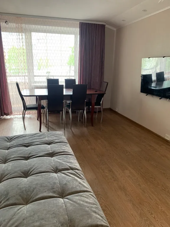 Просторная трехкомнатная квартира недалеко от центра