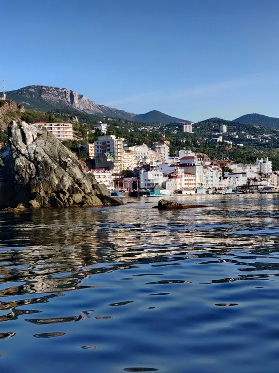 Уютная комната с балконом у моря