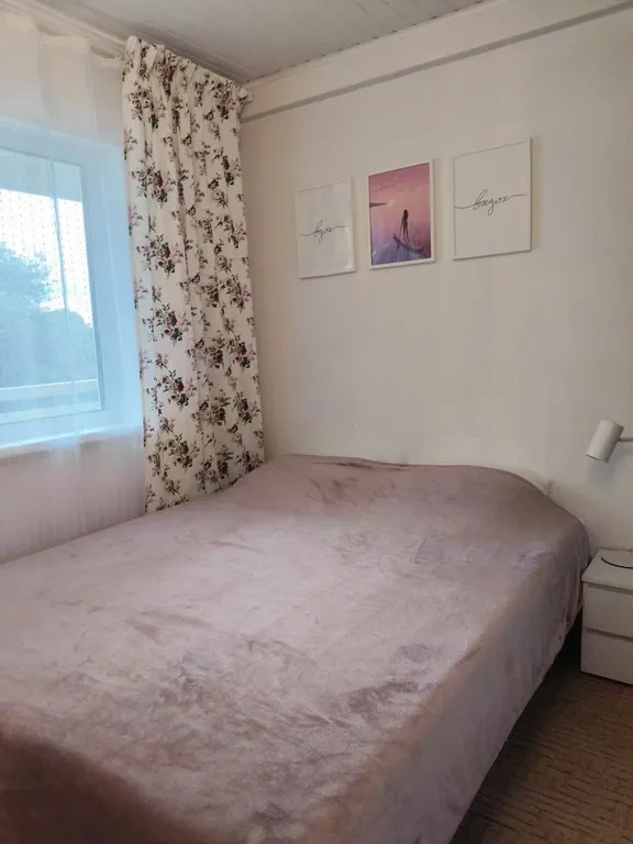 Дом в тихой деревне у озера