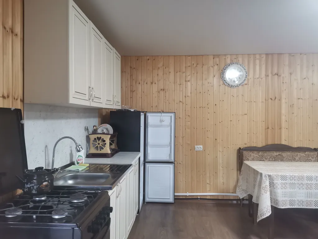 Уютный домик у подножия гор