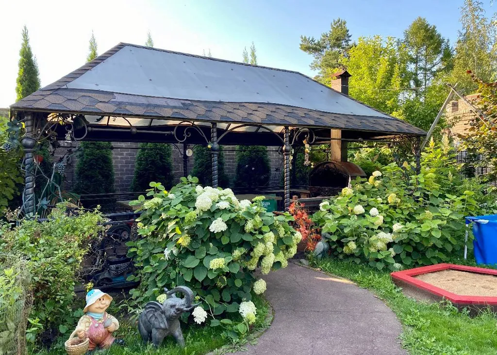 Дом с баней и бассейном