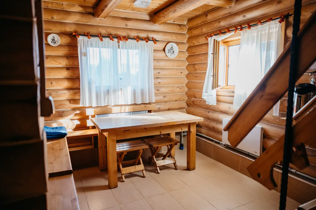 Уютный деревянный домик на берегу пруда с баней