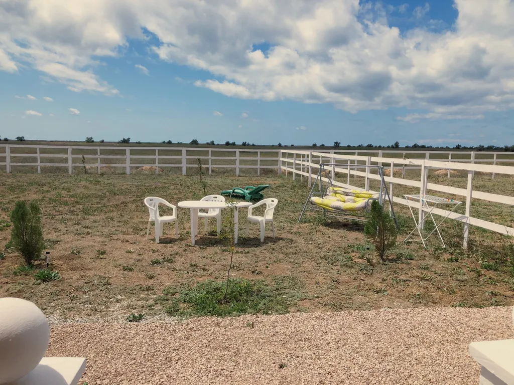 Домик у моря с балконом