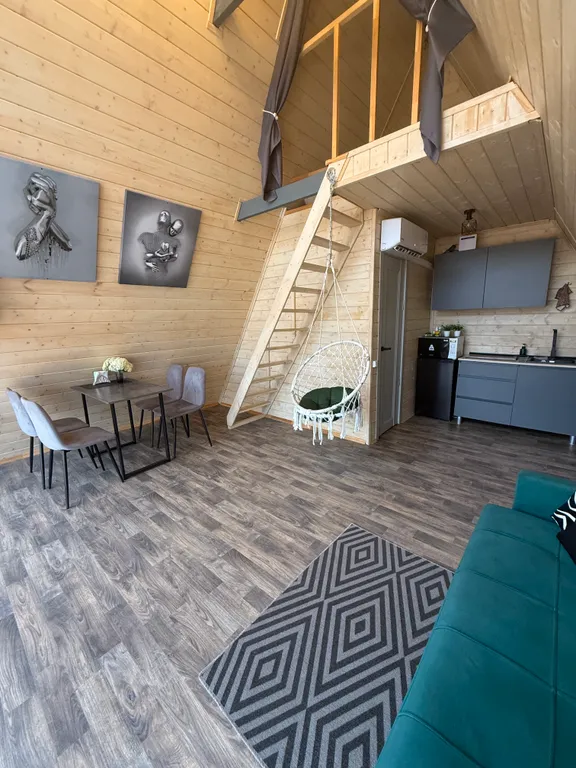 Уютный домик на берегу реки с горячим чаном