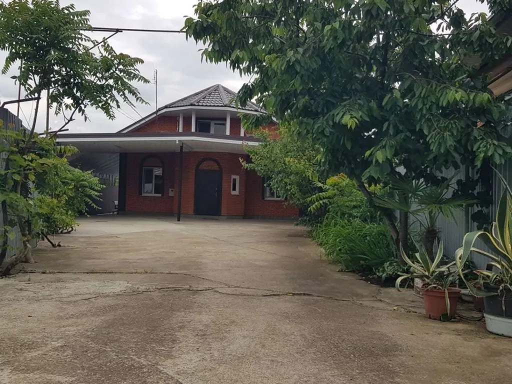 Большой дом с бассейном