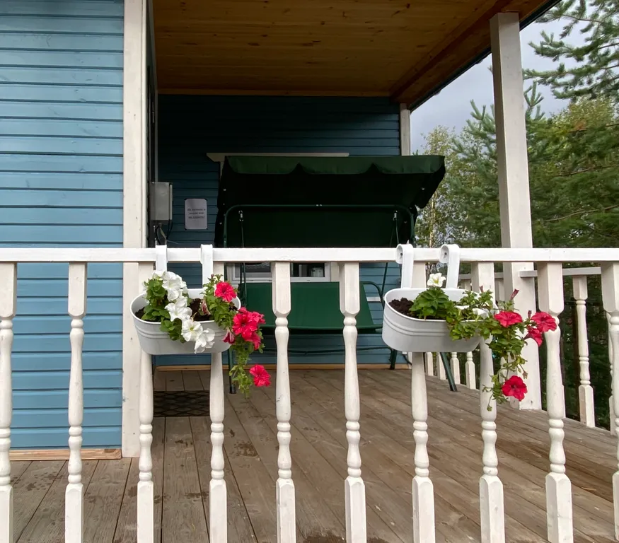 Уютный дом у леса и озера