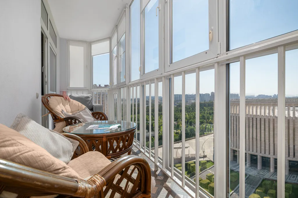 Уютная квартира с большой панорамной лоджией и видом на стадион