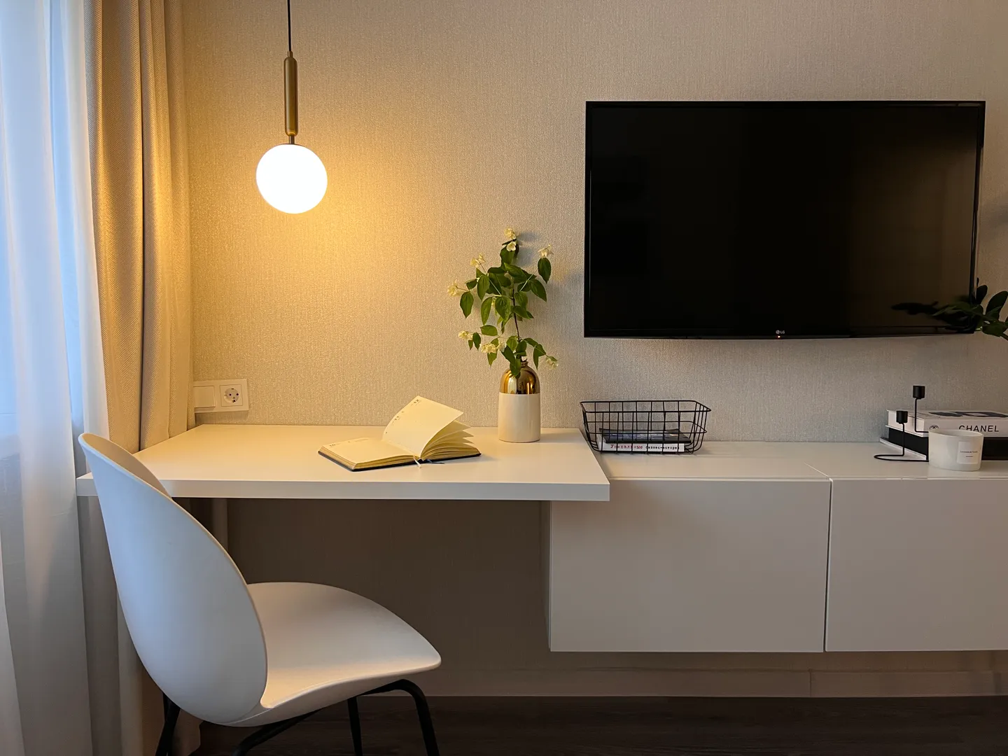 В квартире продуманы разные сценарии освещения, которые можно подстроить под ваши желания и потребности
