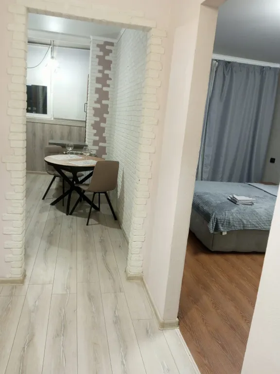 Стильная квартира с большой кроватью и телевизором смарт