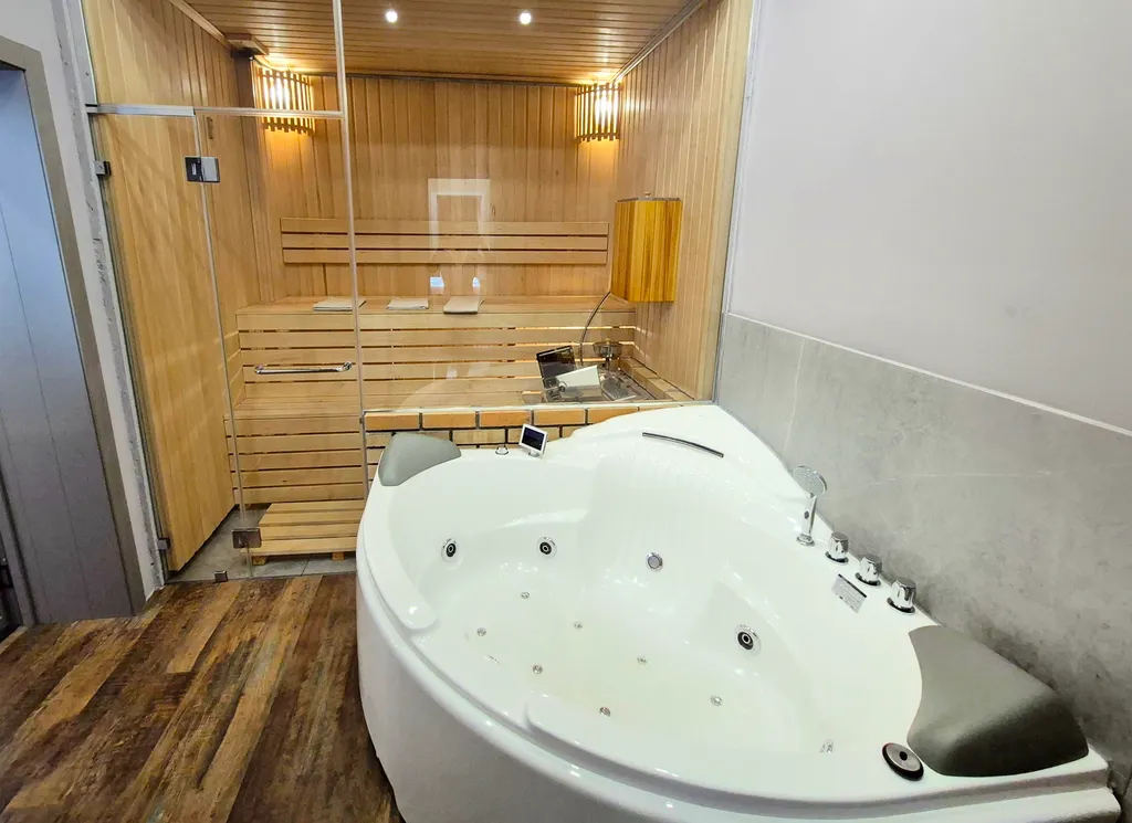 Двухуровневые апартаменты с личной сауной и джакузи в центре города