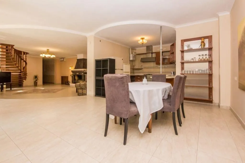 Усадьба Марисабель, дом с бассейном и сауной, возле парка