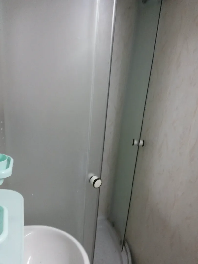 санузел совмещенный; душевая кабинка и туалет в одном помещении