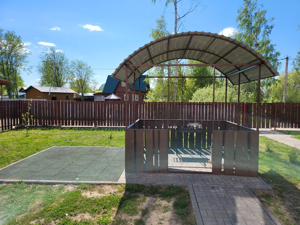 Дом с баней для большой семьи или дружной компании рядом с озером.