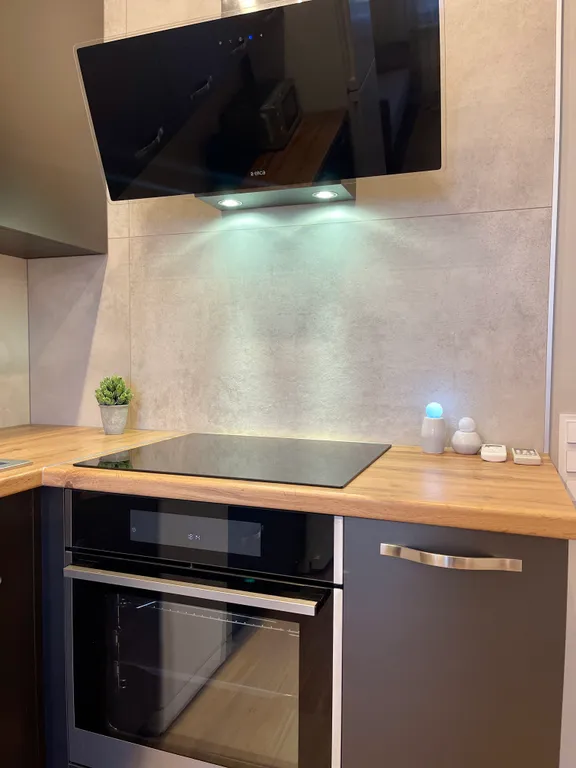 Новая квартира с кроватью возле панорамного окна, высокий этаж