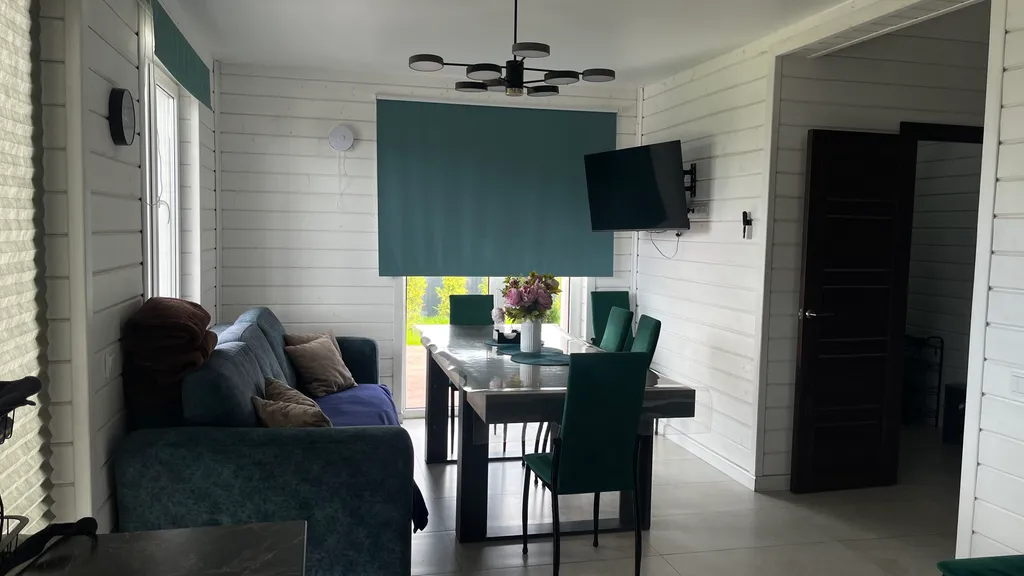 Дом с бассейном и сауной у пруда