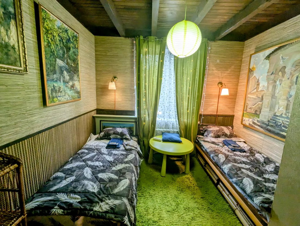 Большой красивый дом с камином в лесу