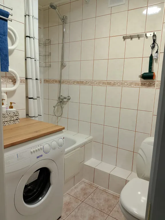 Уютная квартира с видом на яблоневый сад в центре города