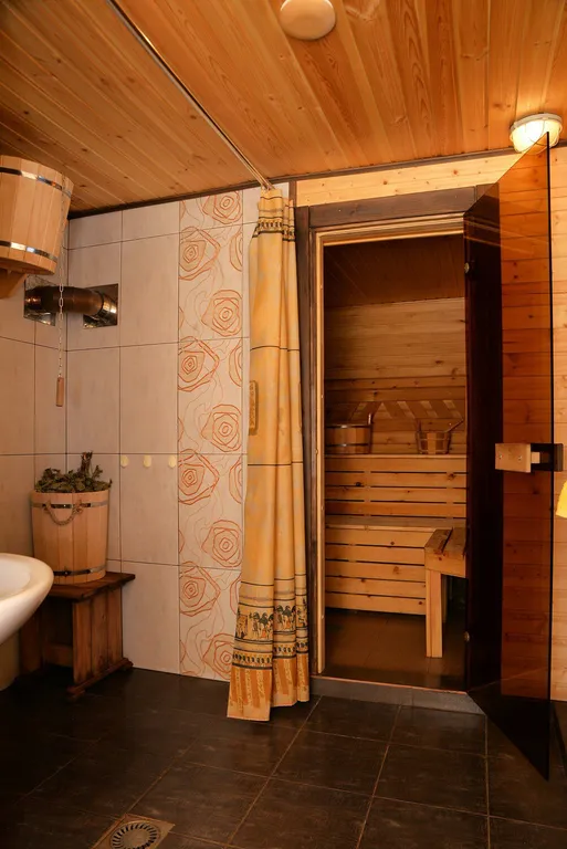 Уютный гостевой дом из бревна с видом на сад