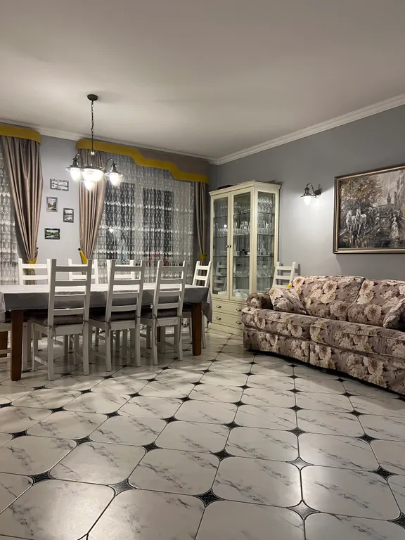 Дом с бассейном и бильярдом