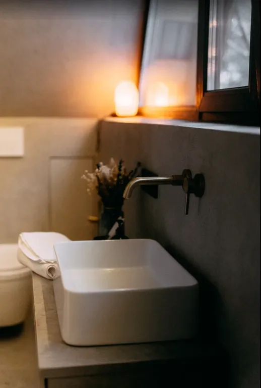 Хвойный - треугольный дом в сосновом лесу