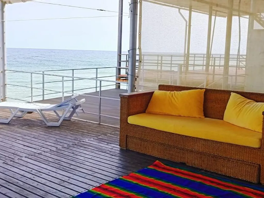 Эллинг нa беpeгу моpя