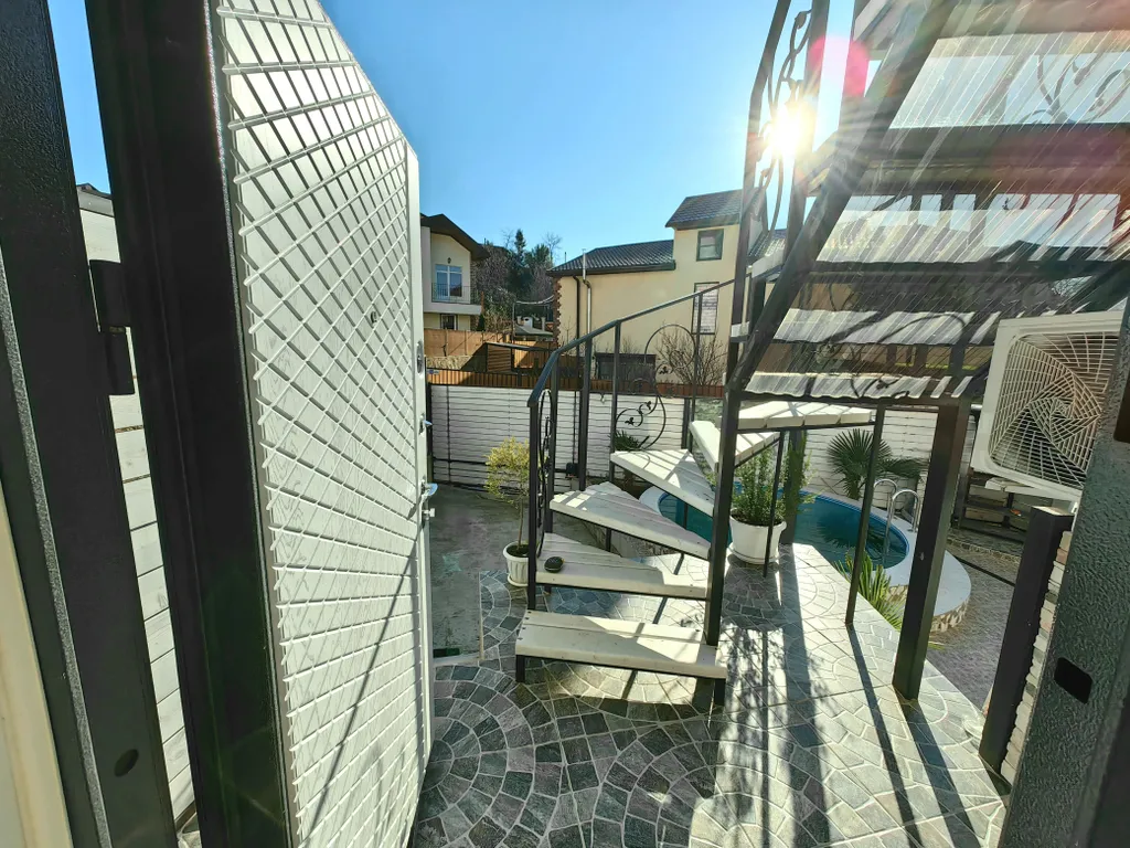 Квартира Квартира Уютная студия в частном доме с бассейном и мангальной зоной — Сочи