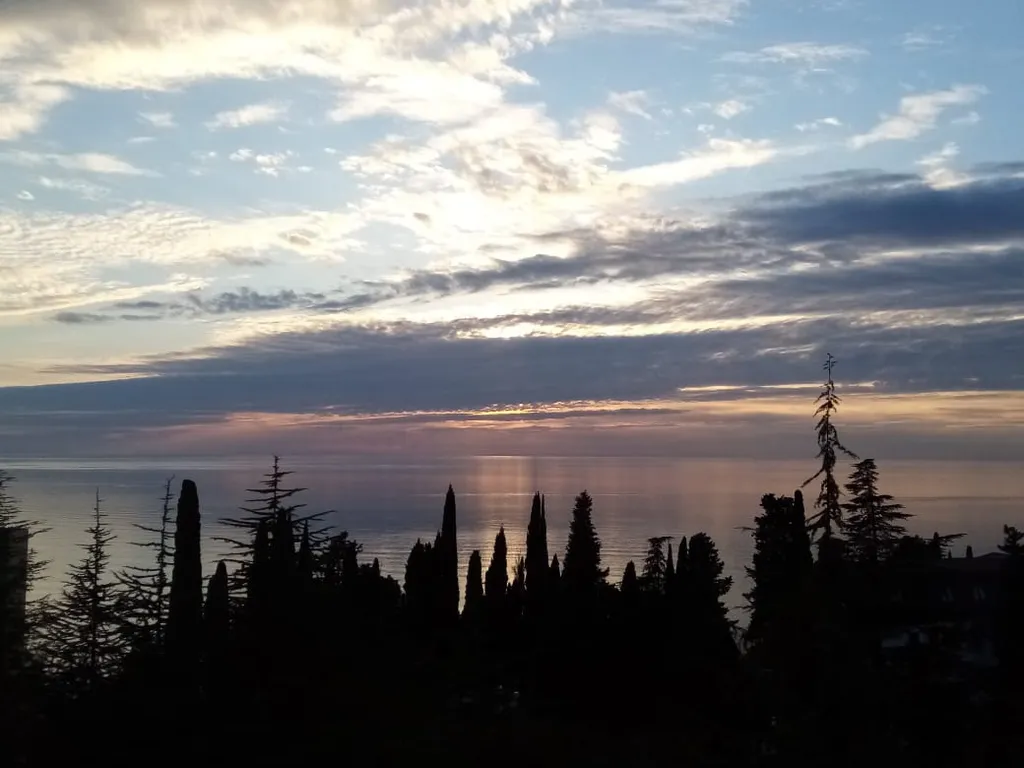 Уютная комната в центре города с видом на море