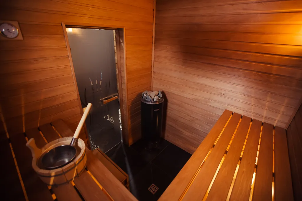 Коттедж в стиле итальянского деревенского дома с видом на озеро