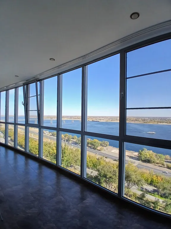 Жизнь с видом реку: огромная лоджия с панорамным остеклением в пол!