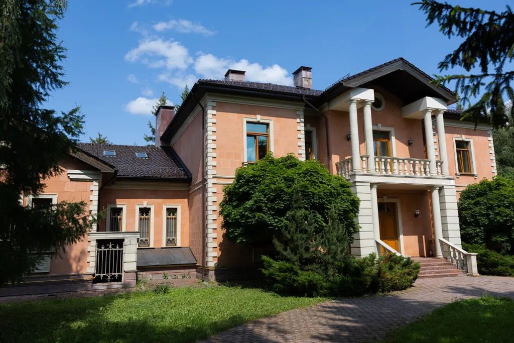 Особняк с большим бассейном в живописном лесном поселке