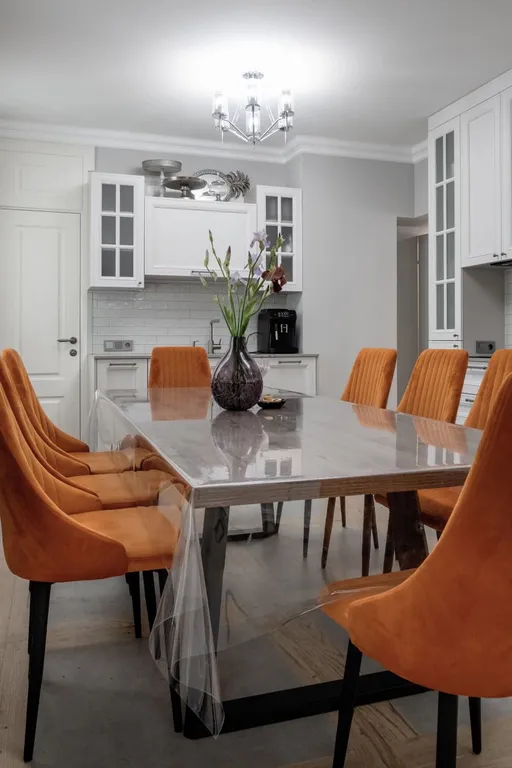 Уютная квартира с камином в центре