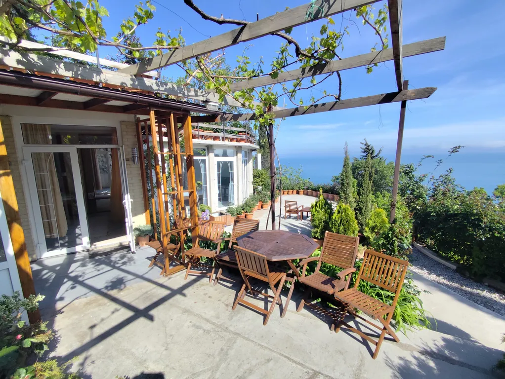 Коттедж Уютный двухкомнатный домик в райском саду с видом на море — аренда посуточно в Алупка